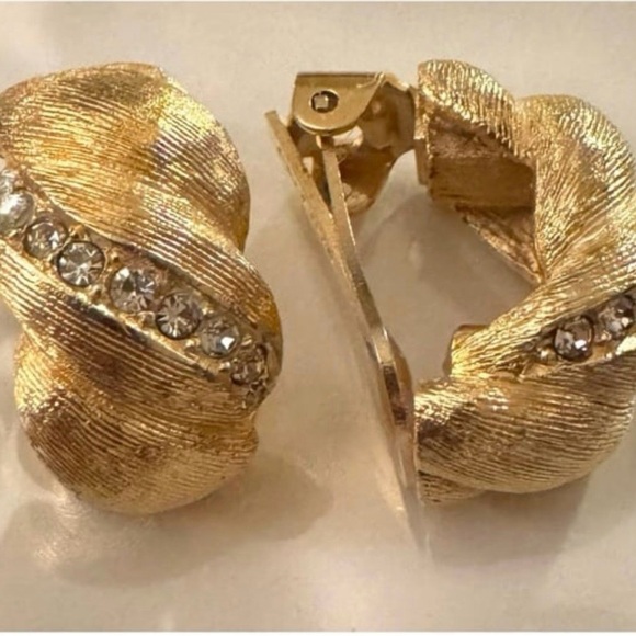 Vintage Christian Dior Gold Tone Rhinestone Clip - Picture 7 of 9